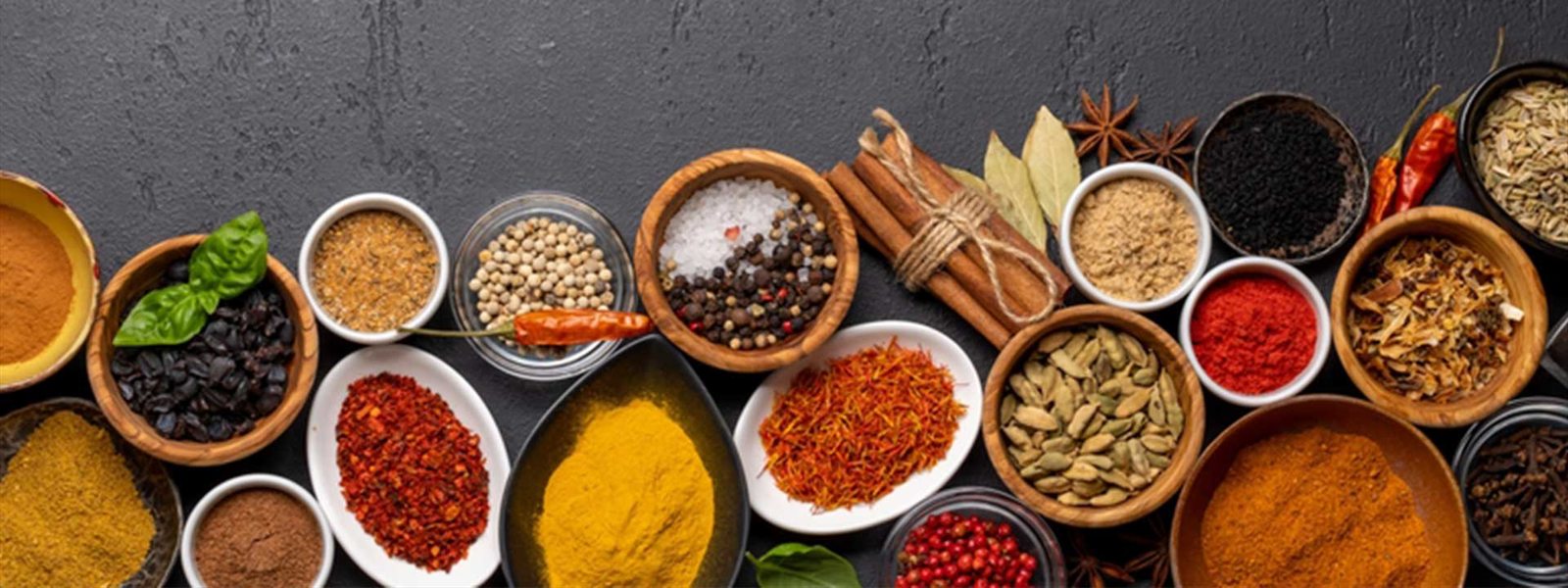 ادویهها و ترکیبات غذایی در کاسههای جدا — از تصویرهای سایت خودِ شرکت