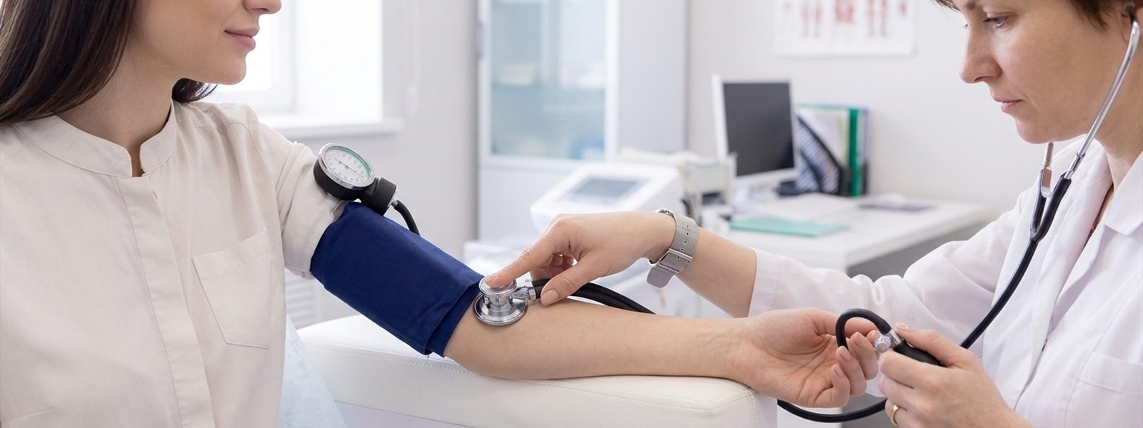 اندازهگیری فشار خون بیمار در اتاق معاینه